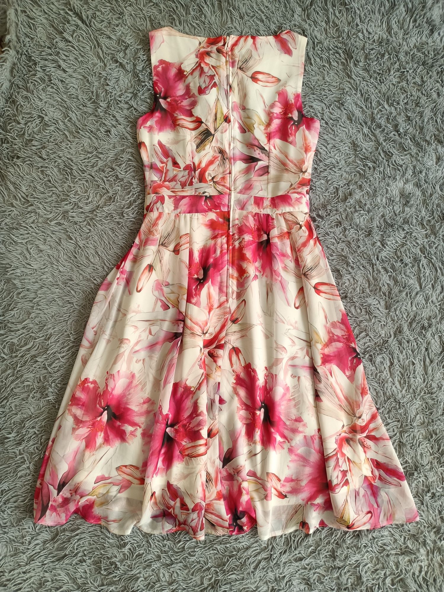 Śliczna sukienka w kwiaty Orsay 34