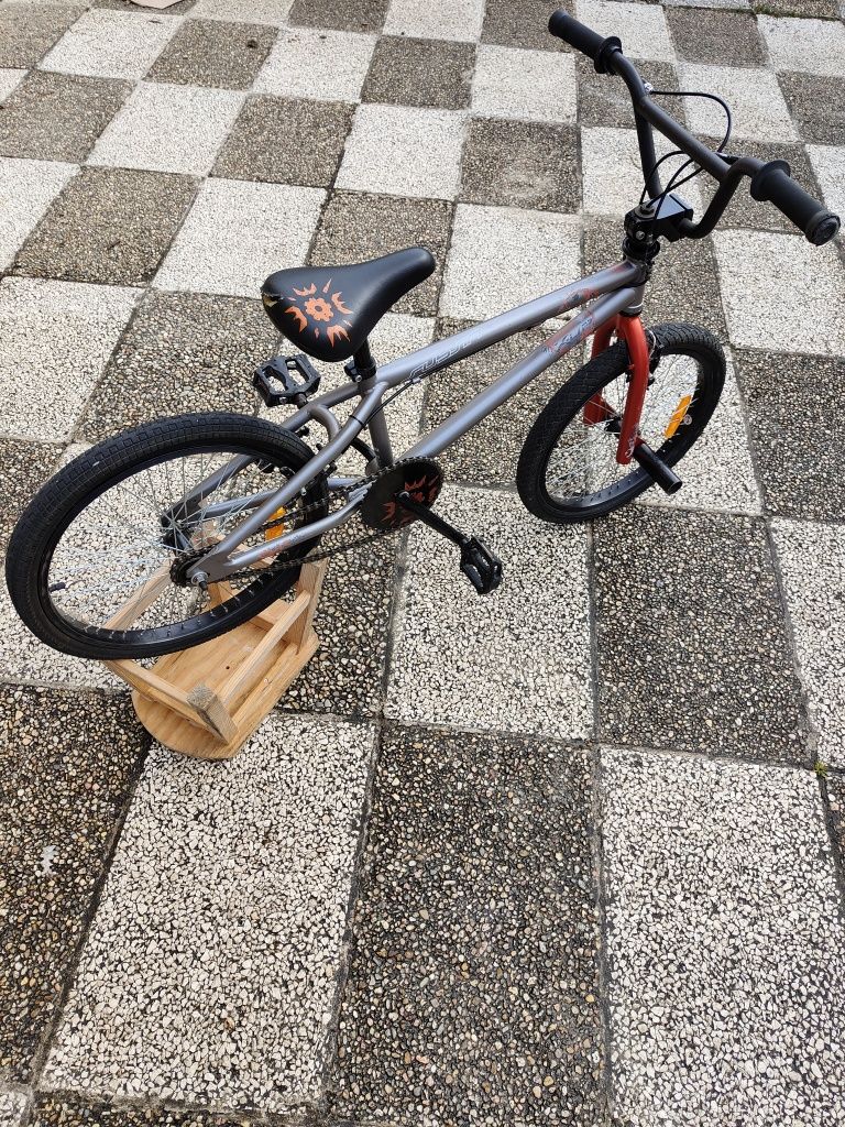 BMX cinza e vermelha