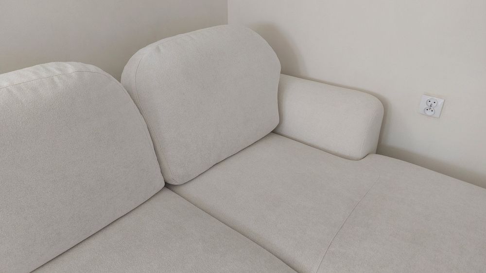Naroznik, jak nowy kilku miesięczny, złamana biel 260/163
