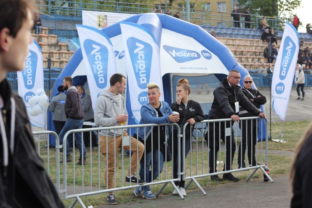 Wynajem scen, nagłośnienia, oświetlenia, barierek ochronnych