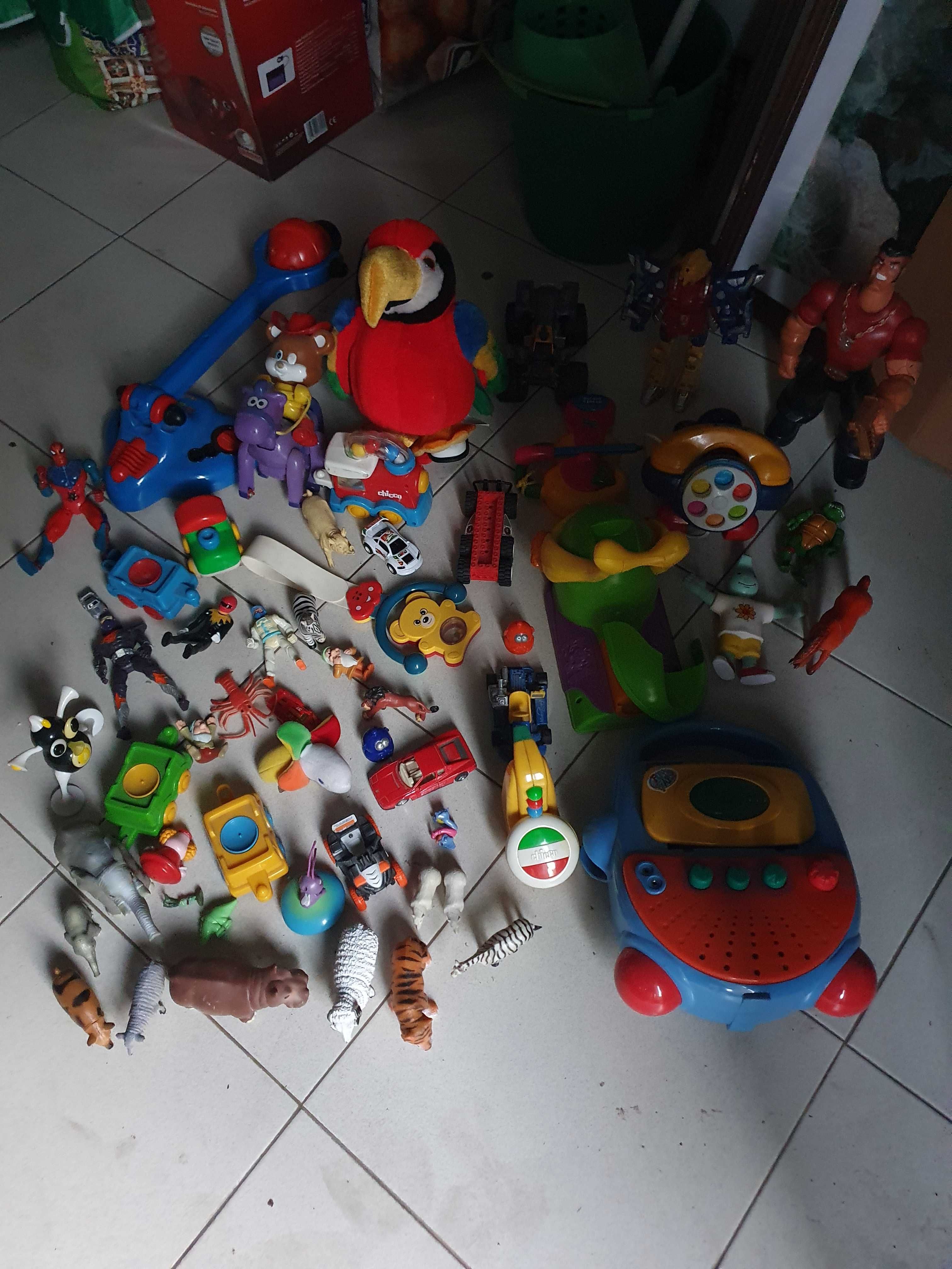 Conjunto de brinquedos carrinhos e bonecos