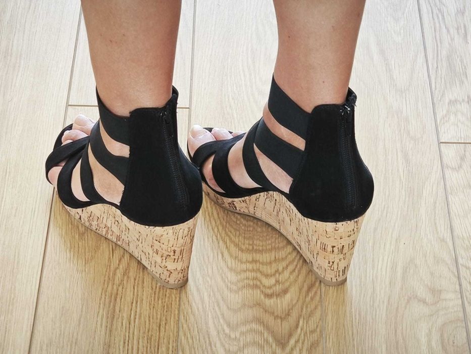 Sandálias pretas de salto alto em cunha