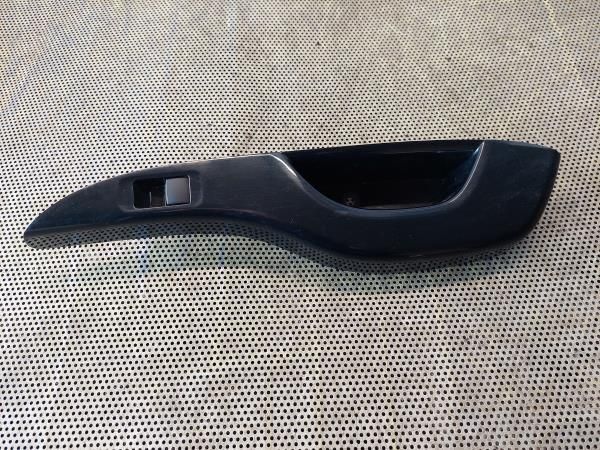 Comando / botão / interruptor vidros trás direito MITSUBISHI Space Sta