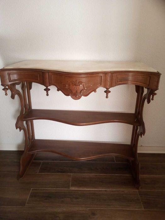 Consola em madeira com tampo de mármore branco.