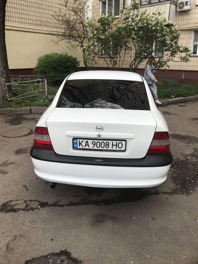 Opel vectra 1.6 бензин