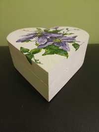 Stara szkatułka serce. Ręcznie wykonana i pomalowana w kwiaty.