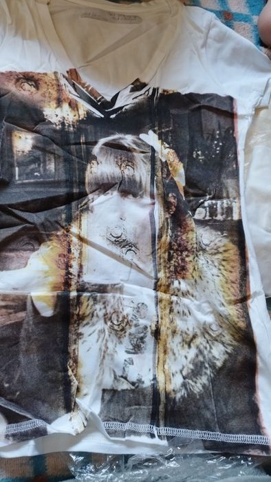 Várias peças de roupa novas