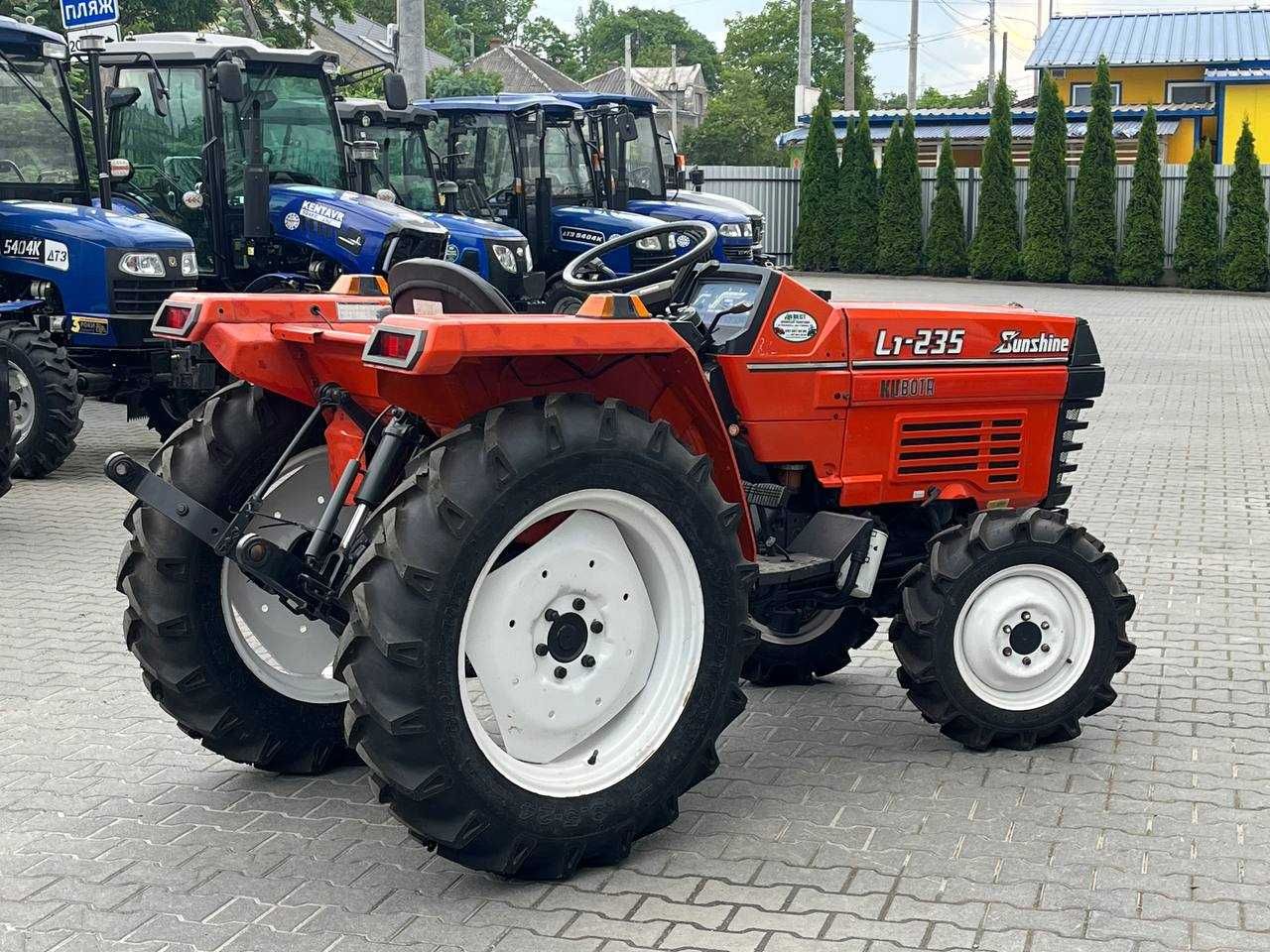 Kubota L1 235 Трактор японський