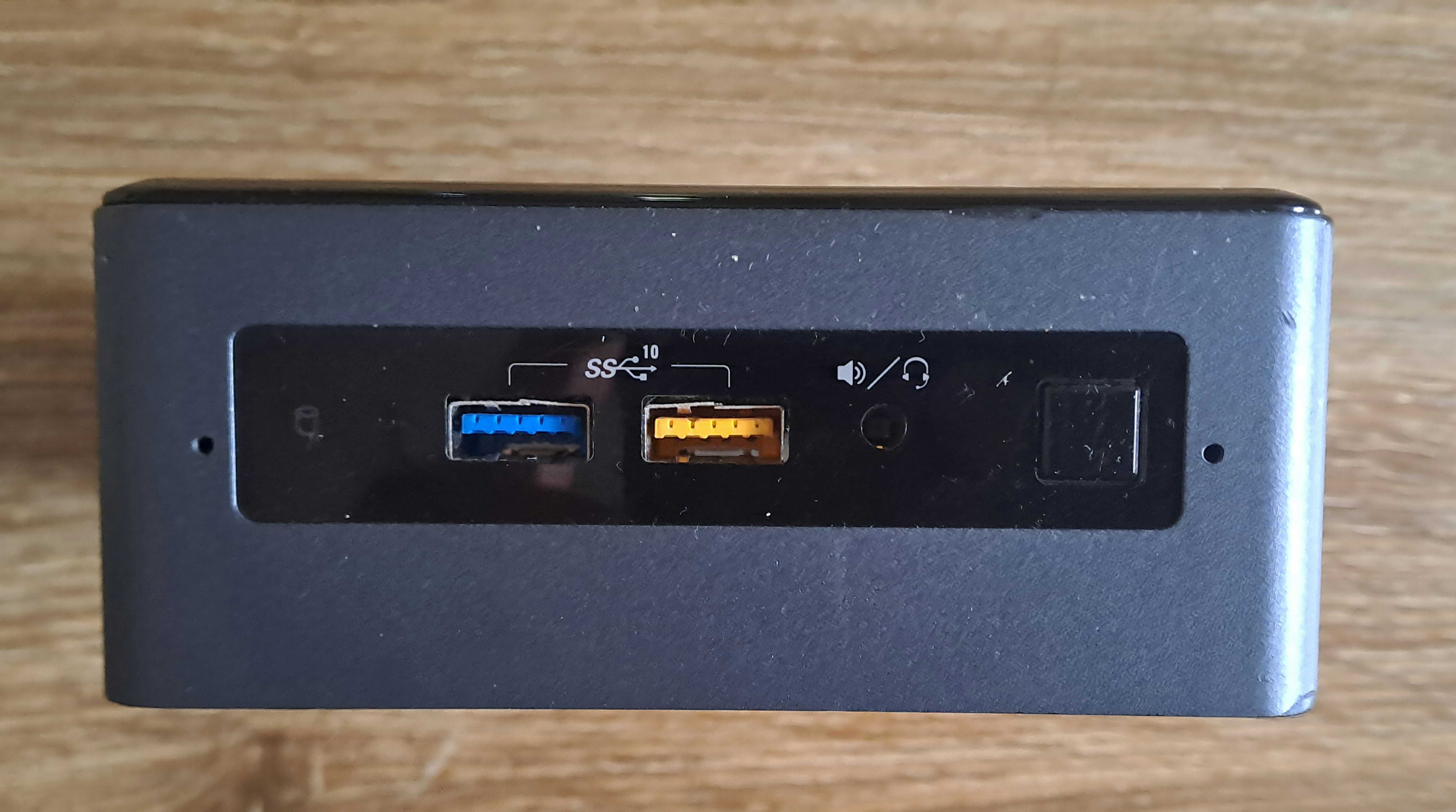 Mini komputer Intel o modelu Nuc8i5BESB