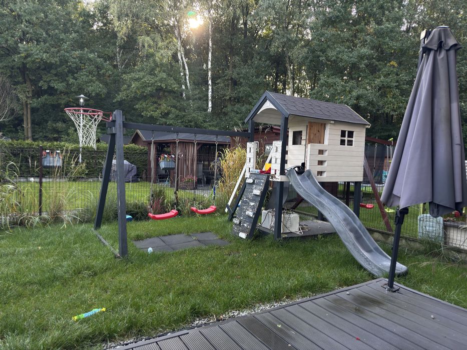 Plac zabaw z hustawka , piaskowica i domek