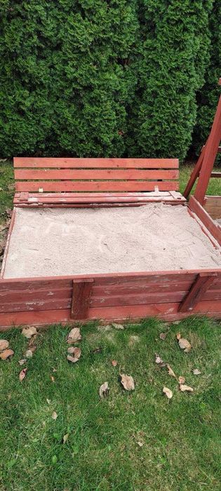 Drewniany plac zabaw z dodatkową piaskownicą gratis w dobrym stanie