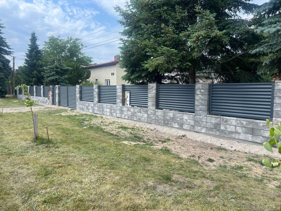 ogrodzenie grzebieniowe aluminiowe pionowe profile mur betonowy L