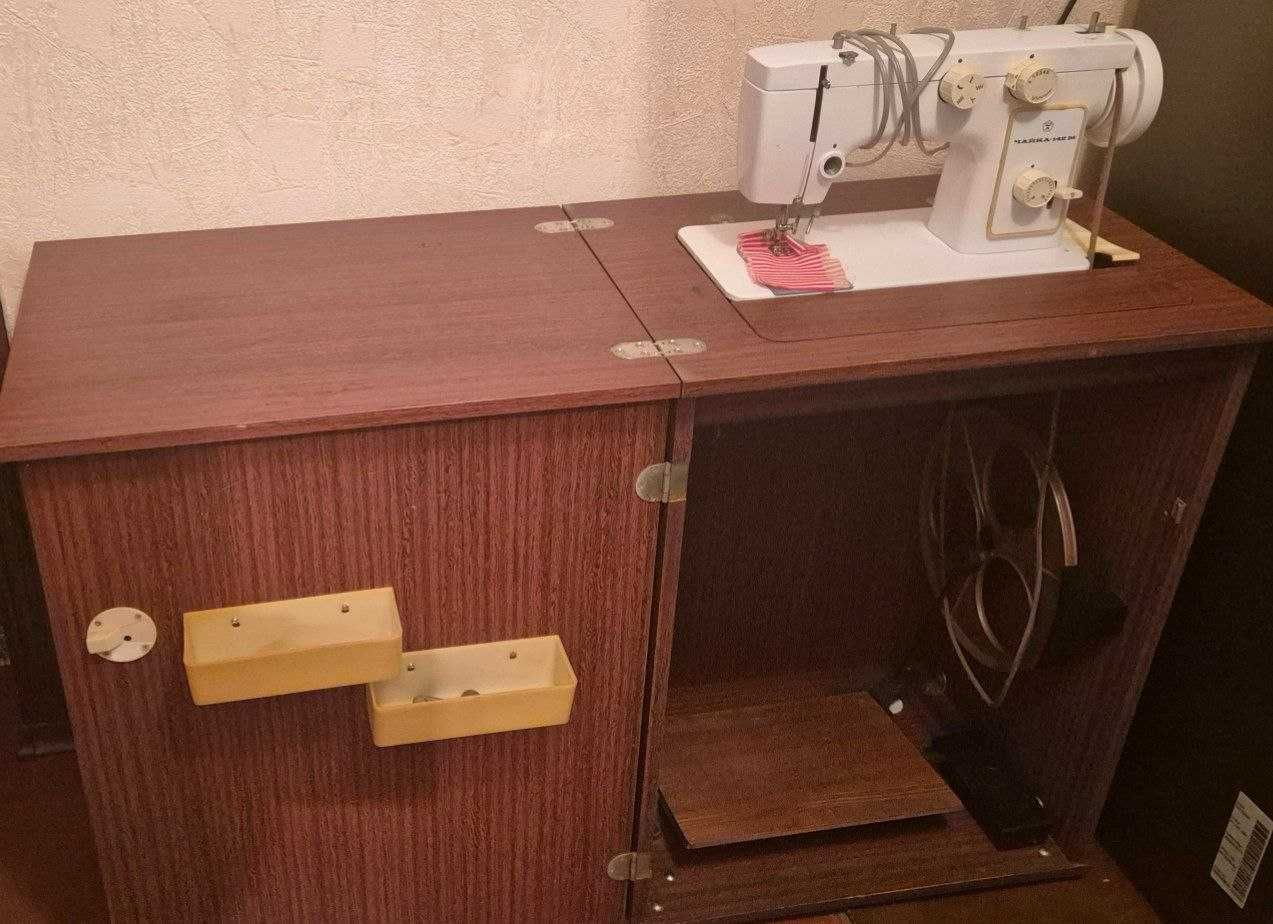 Продам швейну машинку "Чайка 142-М"