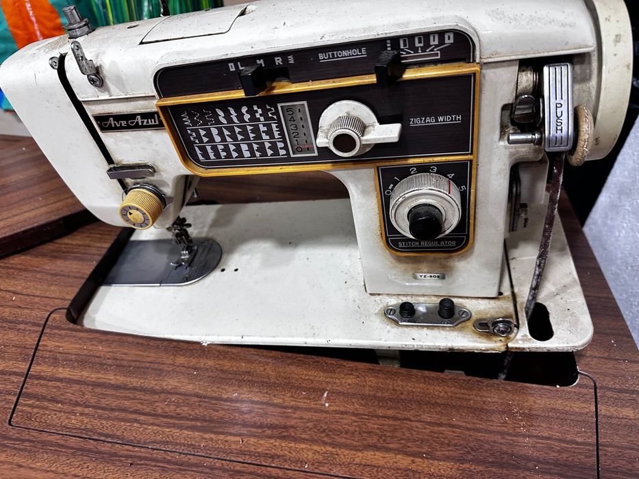 Máquina costura com móvel