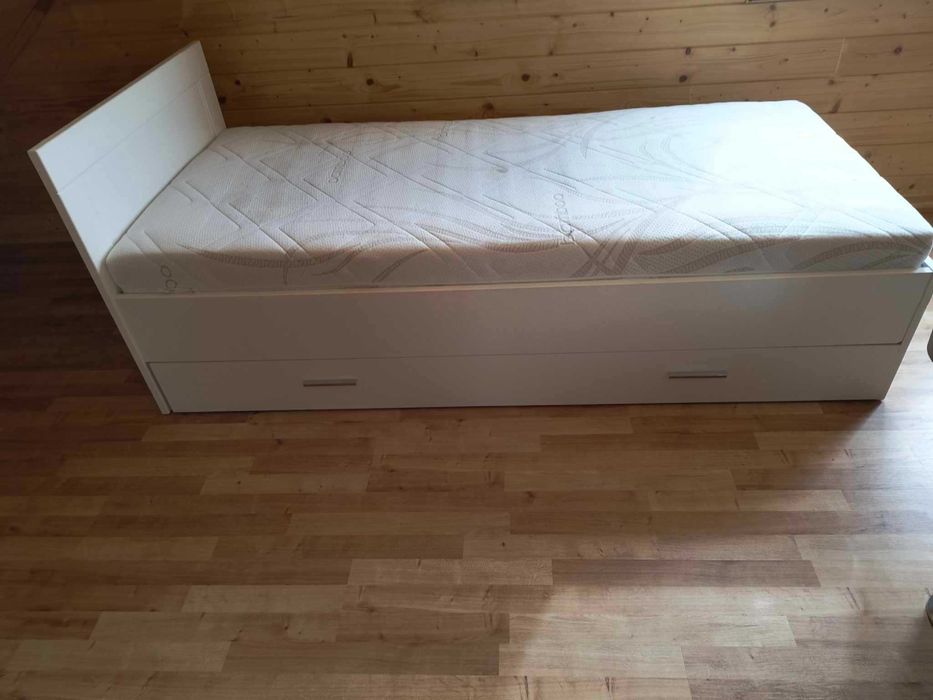 Łóżko z materacem