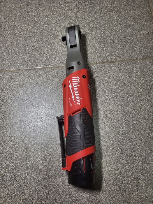 Milwaukee 2557 квадрат 3/8 трещітка гайковерт кутовий