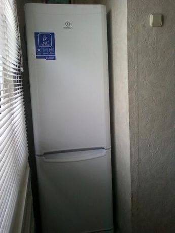 Опытный мастер по ремонту стиральных машин - холодильников