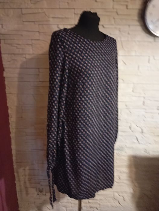 Sukienka elegancka rozmiar 42 
Brak metki będzie to 42
Proszę się suge