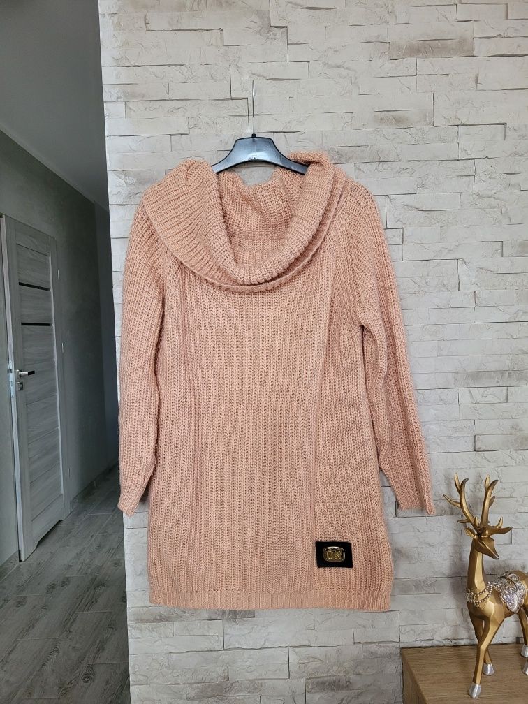 Długi dzianinowy gruby sweter pudrowy róż z dużym golfem L/XL