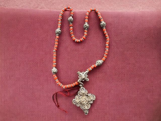 Srebrny XVIII w różaniec z koralem.