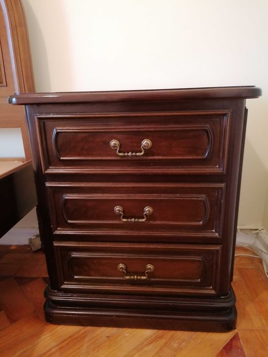 Cama de casal e 2 mesas cabeceira de madeira maciça raiz de nogueira