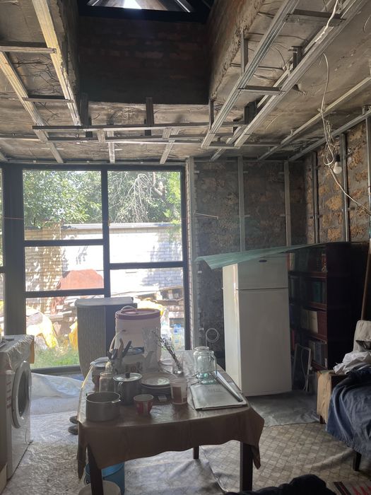 Дім на Космосі з незавершеним ремонтом .