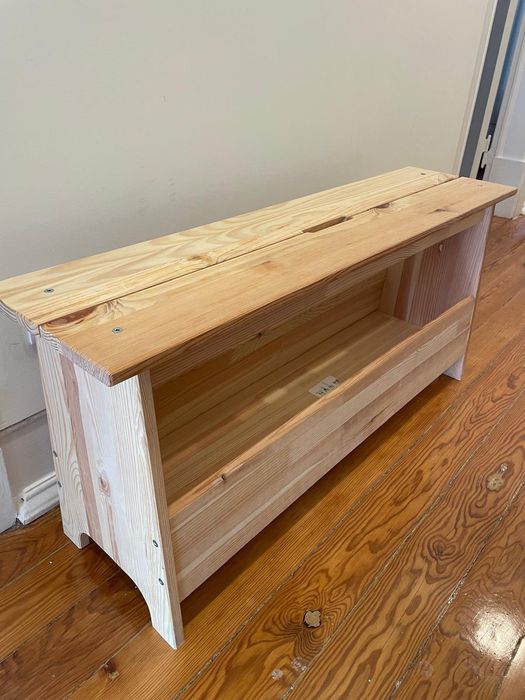 Banco de madeira IKEA PERJOHAN com arrumação