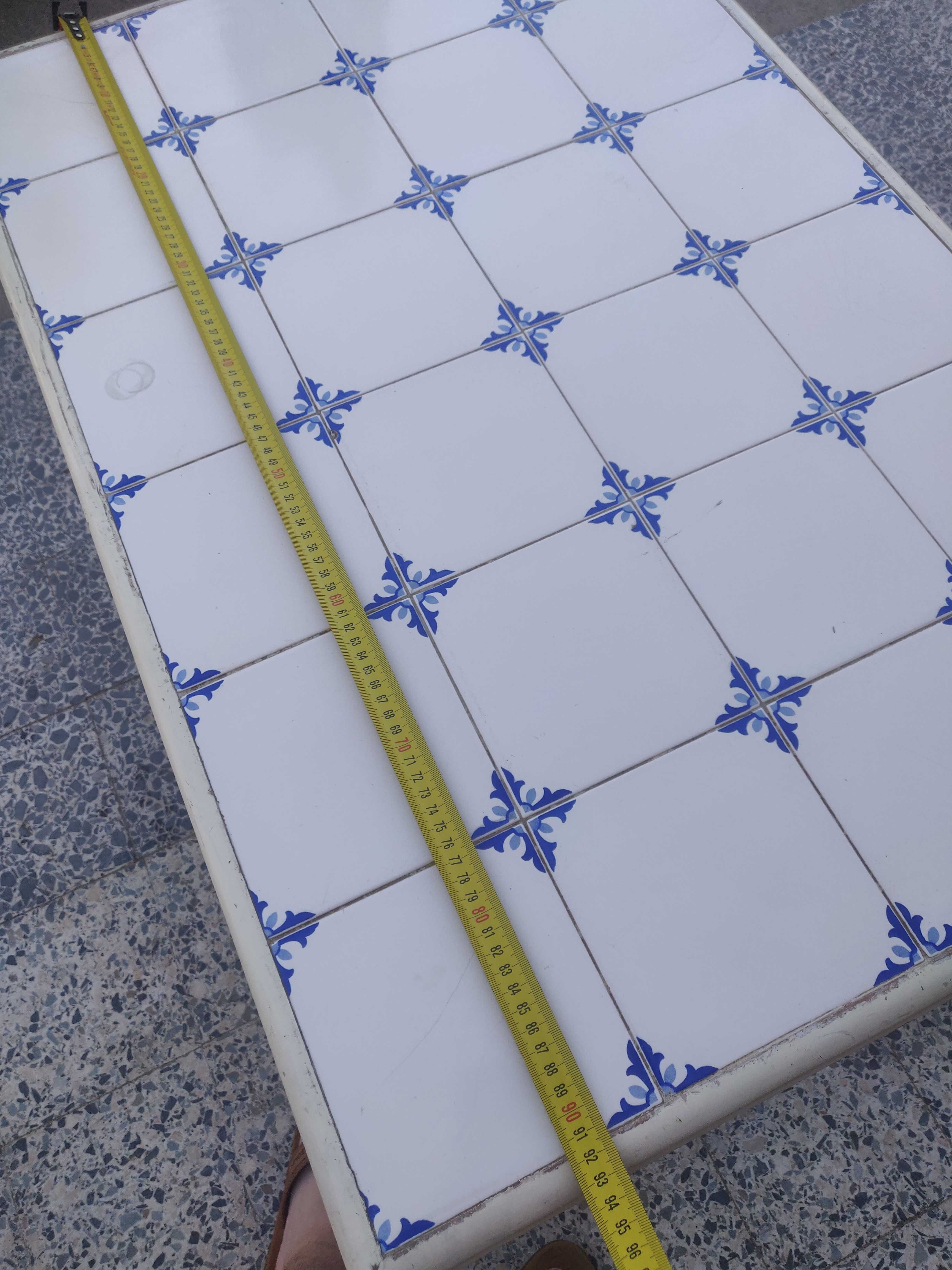 Mesa com azulejos