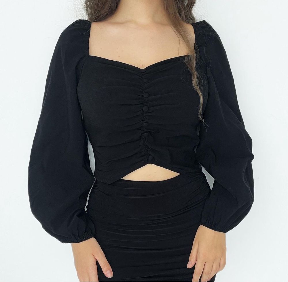 Блуза рубашка з об’ємними рукавами з вирізом вкорочена чорна
