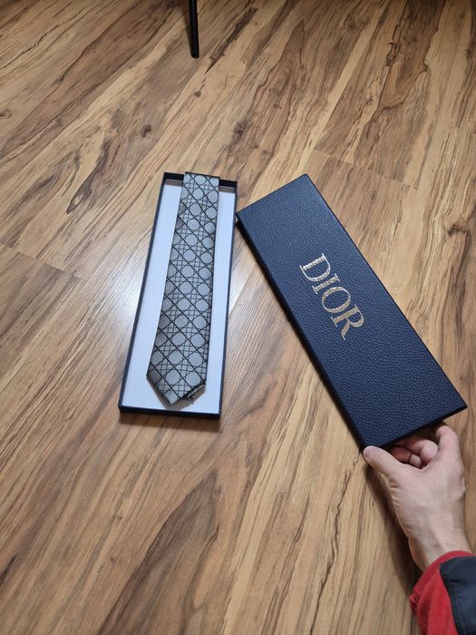 Szary / srebrny krawat Dior jedwabny