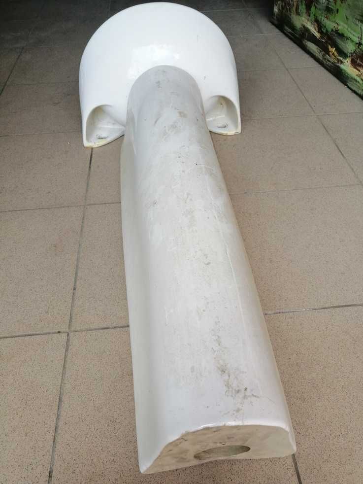 Postument / noga ceramiczna pod umywalkę łazienkową. Długość 70 cm.