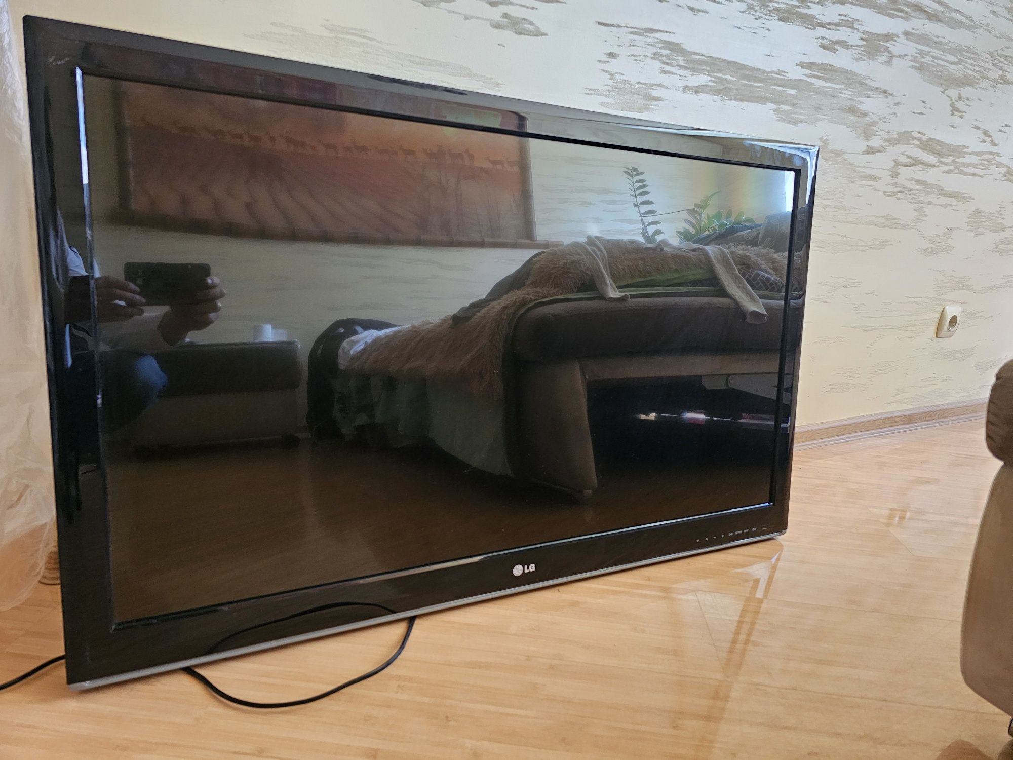 Телевізор LG, 47 дюймів (120 см.) з кріпленням на стіну