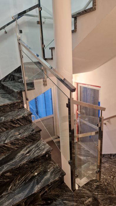 Balustrady malowane proszkowo i ze stali nierdzewnej