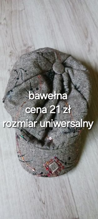 Brązowy kaszkiet z czarnymi wzorami i cekinami