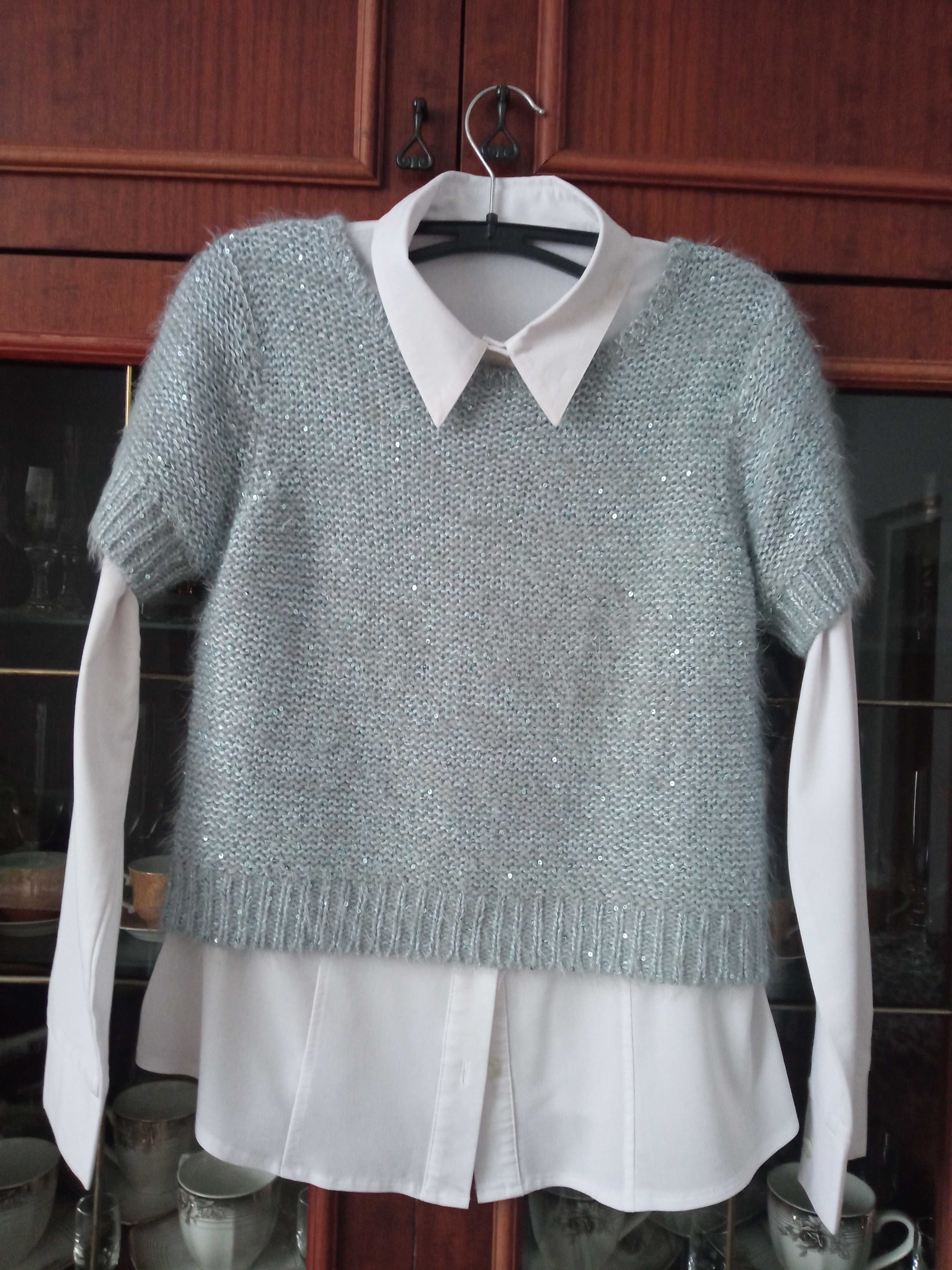 Sweterek marki F&F z krótkim rękawem  z refleksem  cekinów.