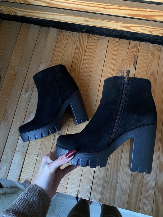 Продам зимові замшеві ботильйони на грубому каблуку