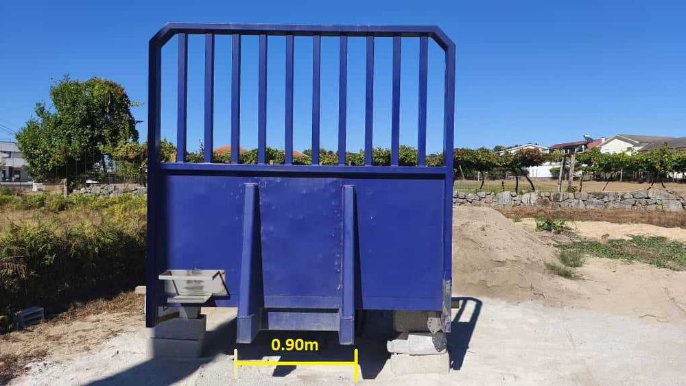 Carroçaria / estrado com suporte de grua