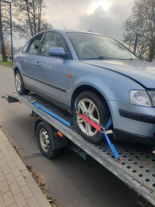 Volkswagen Passat B5 1.8 benzyna 20V 92kW sedan błękitny  na części