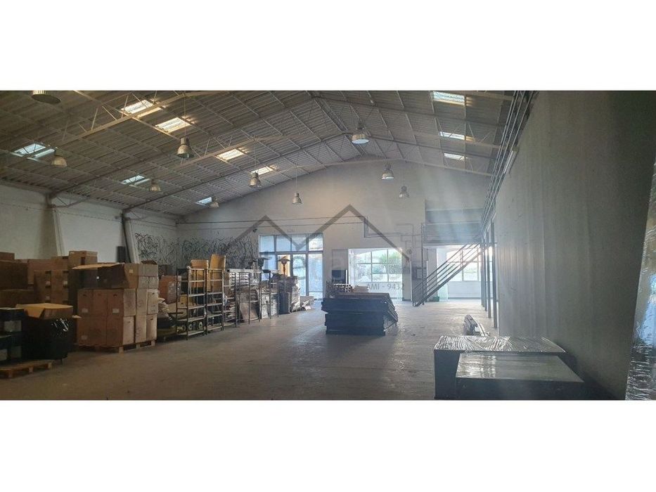 Armazém e atividade comercial e industrial