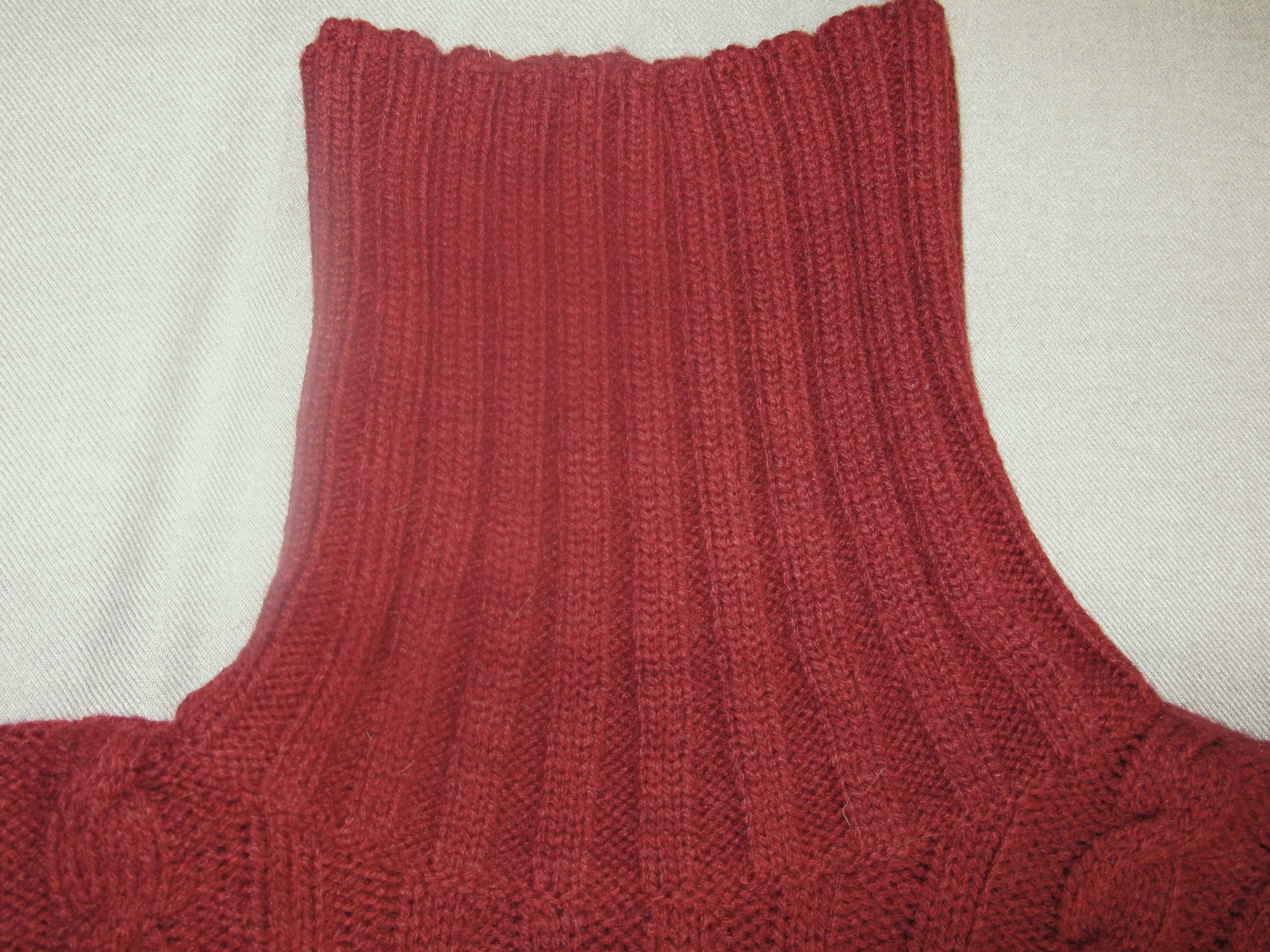 Шерстяной женский свитер.