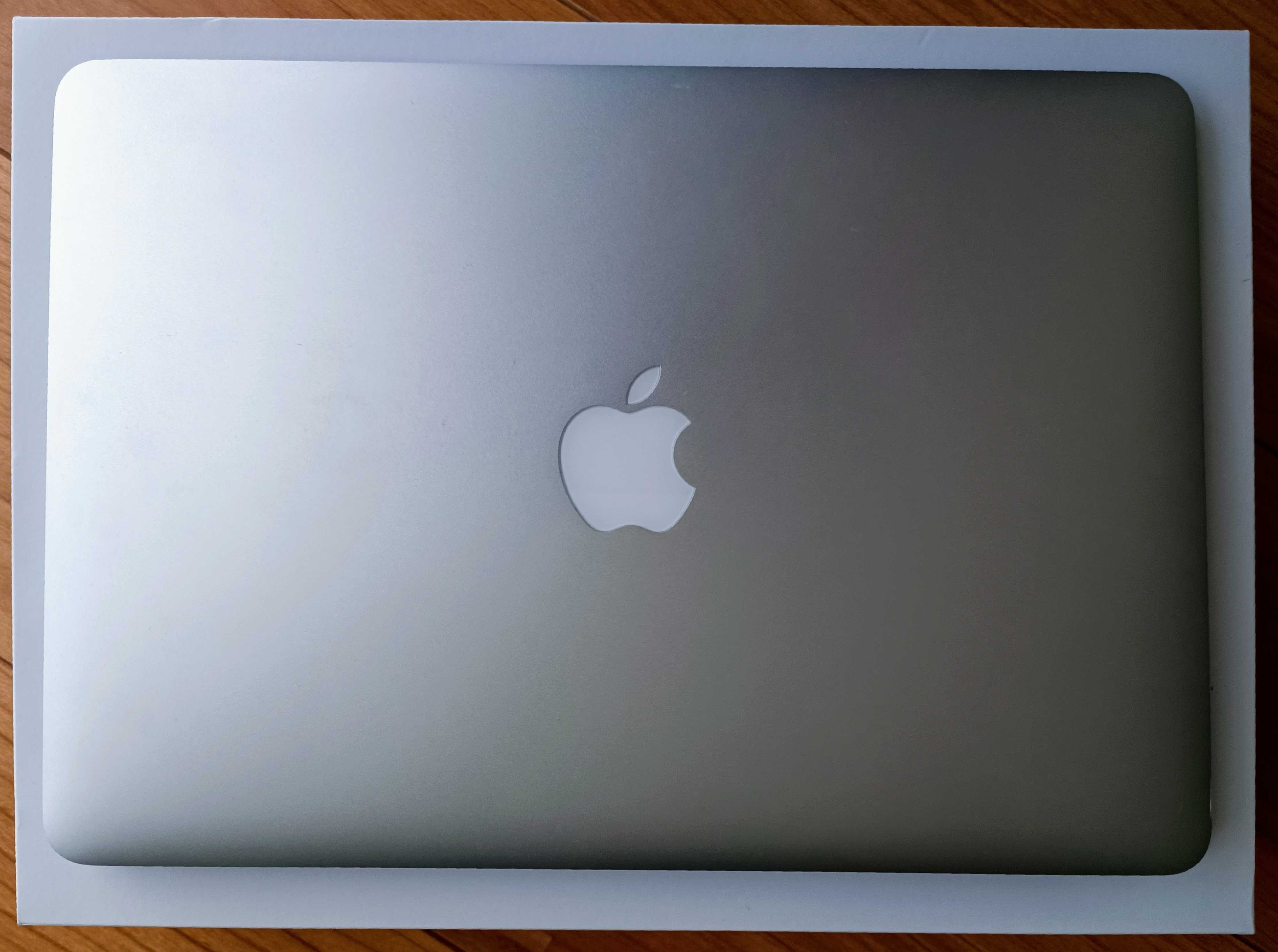 MacBook Air, 13", i5/8 GB/128 GB, teclado português, caixa original