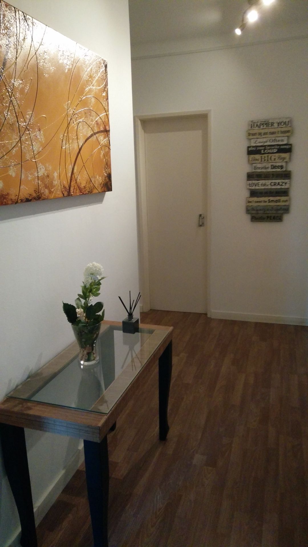 Amora, Quarto em casa Tranquila