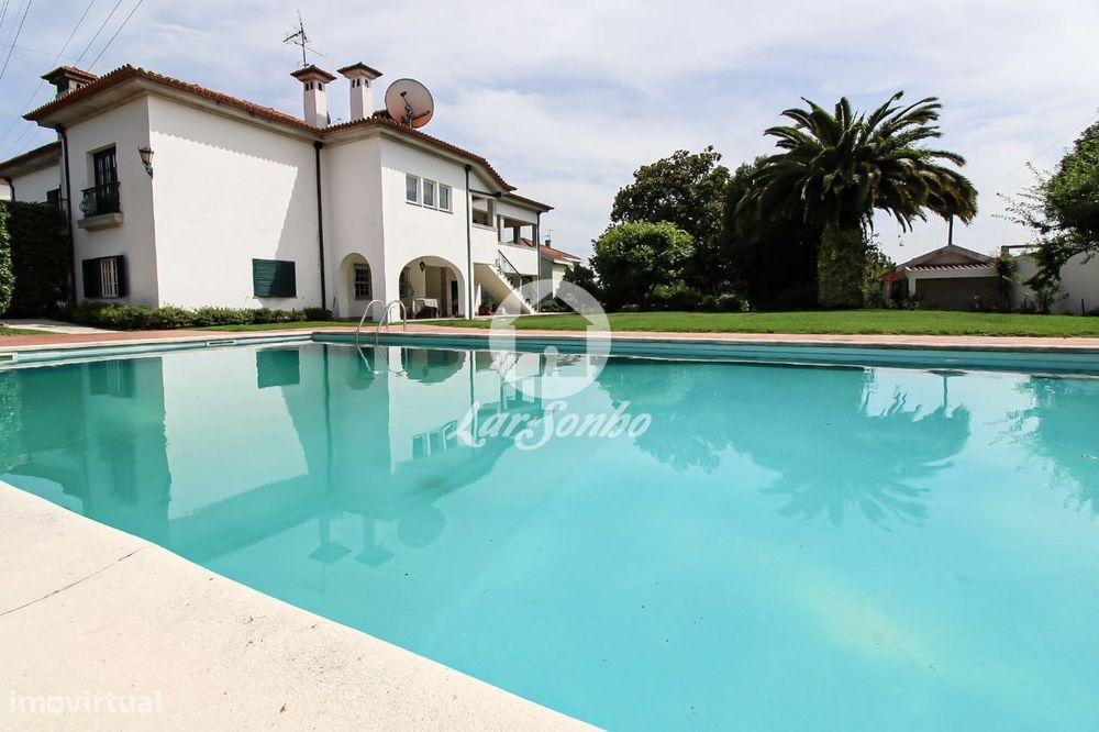 Moradia com 5 quartos, piscina e garagem fechada para 3 carros em V...