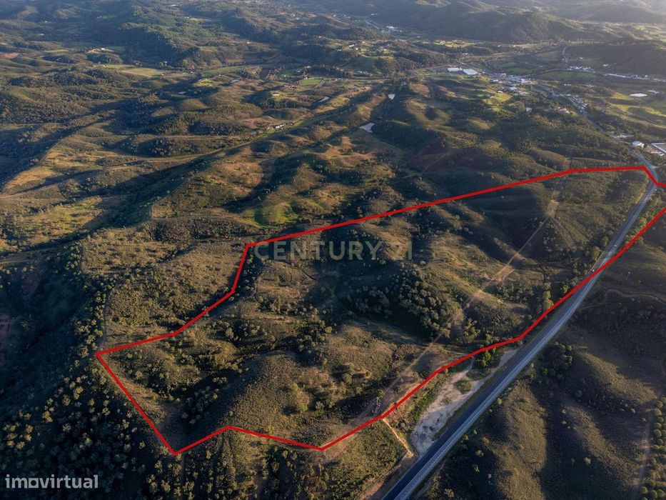 Terreno sito em S. Marcos da Serra, junto à IC1 e à A2 Lisboa/Algarve