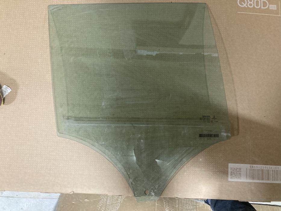 Скло volvo xc 40