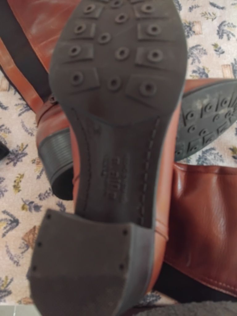 Botas em pele 36