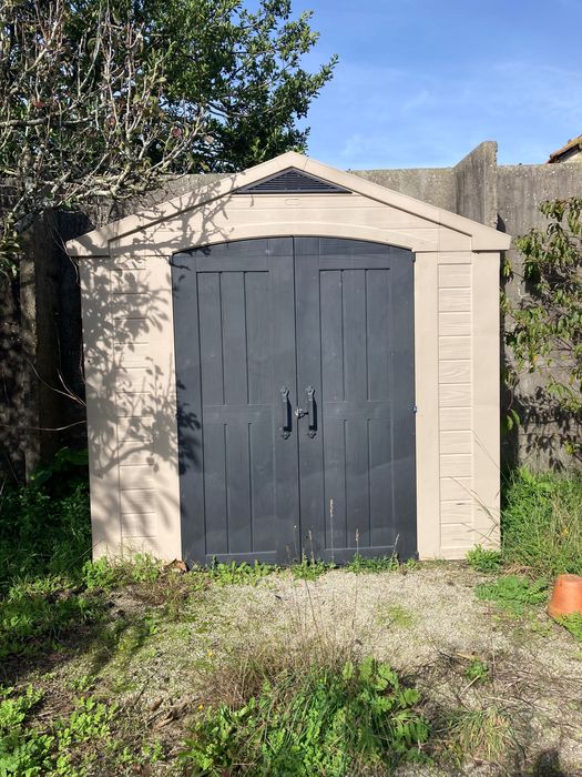 ABRIGO DE JARDIM em muito bom estado