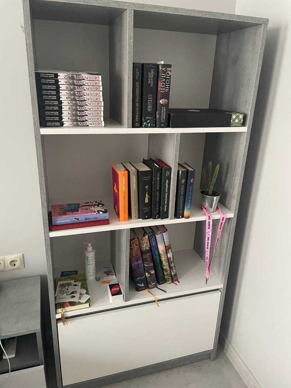 Книжковий стелаж