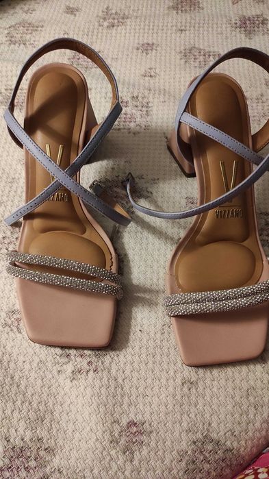 Sandálias novas vizzano