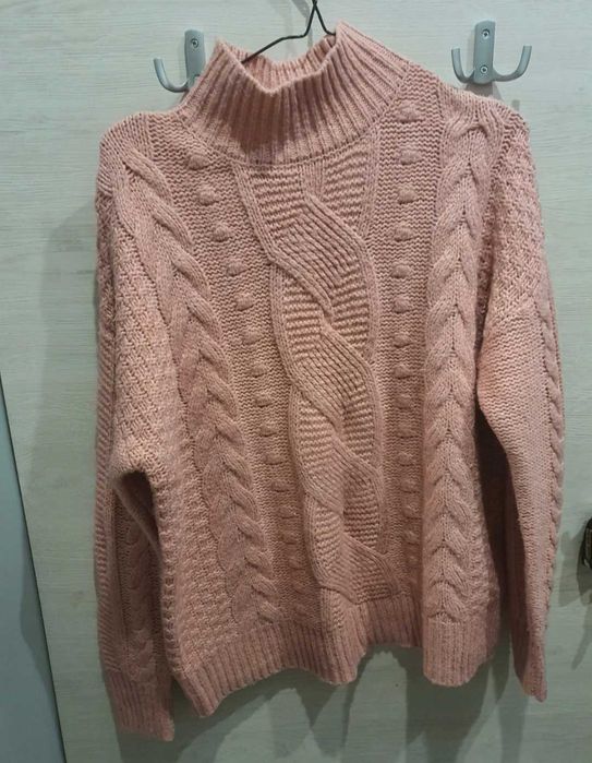 Jasnoróżowy sweter firmy F&F